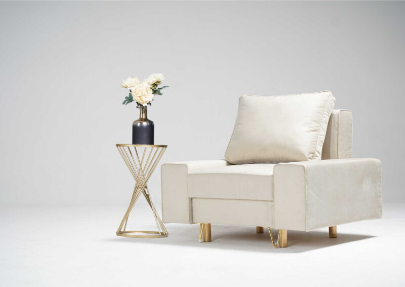 Fotel na złotych nogach w stylu glamour STINO